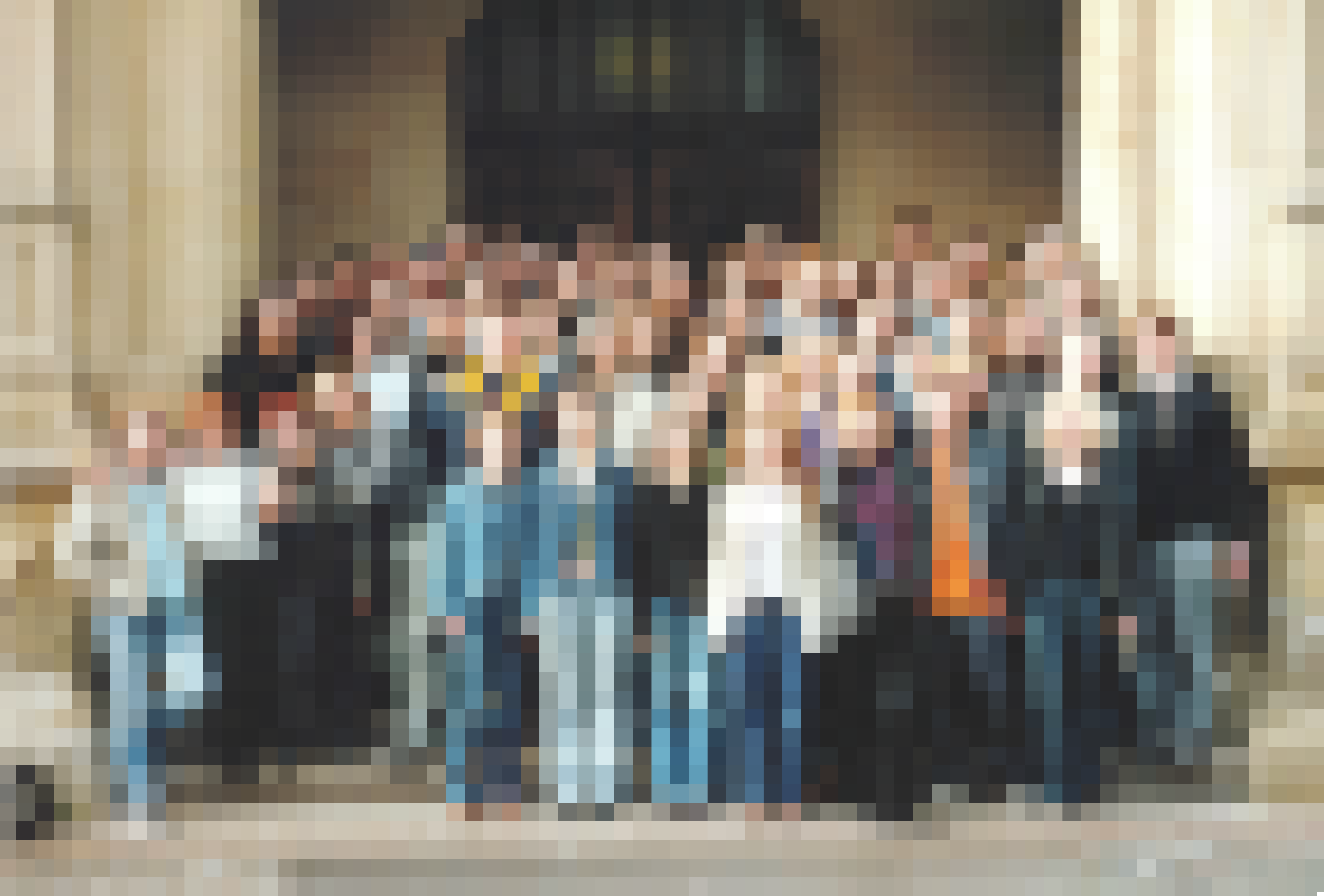 Verpixeltes Gruppenfoto vom Abschlussjahrgang 2001.